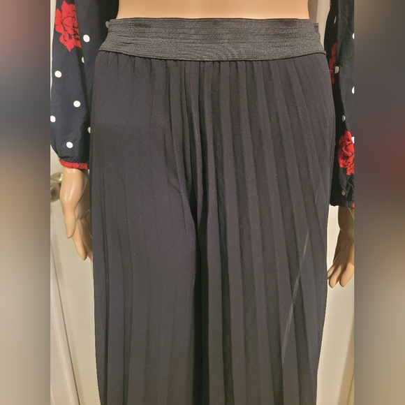 Butterscotch Black Pleated Culotte with Stretchy Waist - Picture 3 of 7